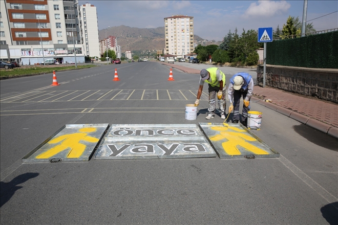 ?Okul yollarına yaya öncelikli yazı ve logo uyarıları taktir topluyor? 