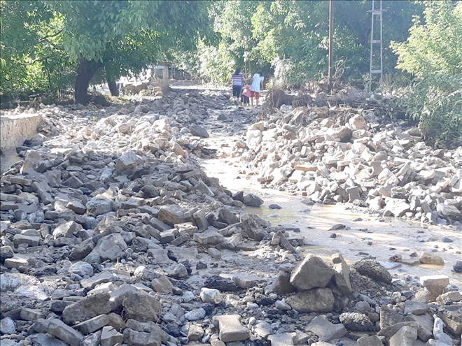 Yahyalı´da sağanak yağış sele neden oldu 