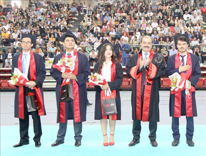 ERÜ Hukuk Fakültesi 12. Dönem Mezunlarını Verdi 