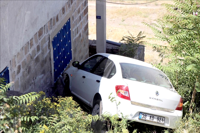Şarampole uçan araç eve çarparak durabildi: 2 yaralı 