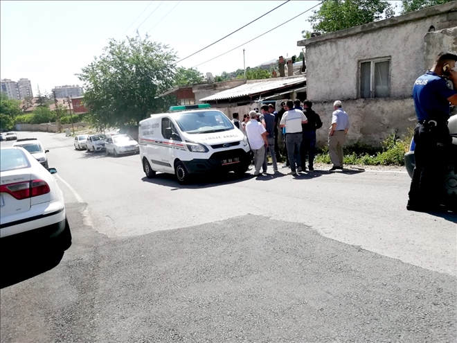 Evin çatısından düşen adam hayatını kaybetti 