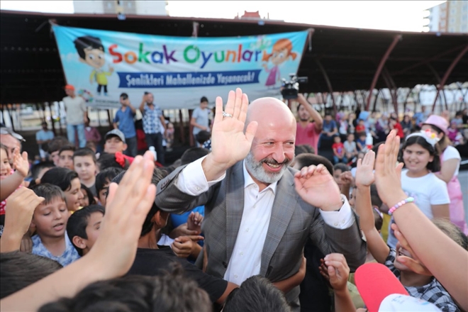 BAŞKAN ÇOLAKBAYRAKDAR´A ÇOCUKLARDAN SEVGİ SELİ