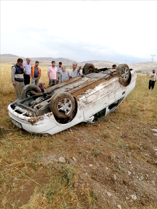 Çukura düşmemek için direksiyonu kırınca takla attılar: 3 yaralı 