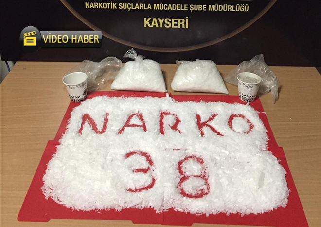 Uyuşturucuyu yakalatmamak için arka koltuklara zulaladılar 