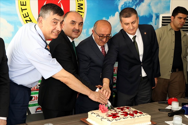 VALİ  BASIN MENSUPLARIYLA BULUŞTU