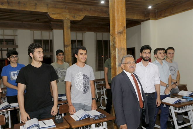 Başkan Büyükkılıç, Talas Gençlik Merkezi´ni ziyaret etti 