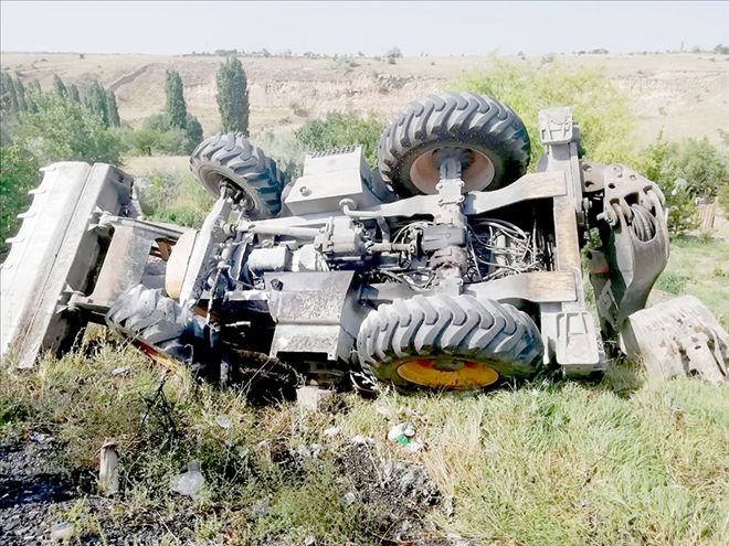 Şarampole devrilen iş makinesi alev aldı: 1 yaralı 