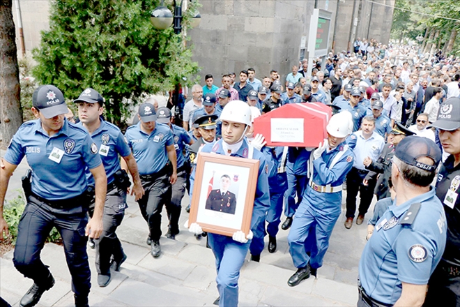 Trafik kazasında hayatını kaybeden uzman çavuş son yolculuğuna uğurlandı 