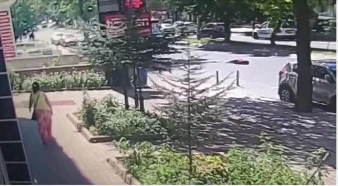 Feci kazada genç kız metrelerce sürüklendi 