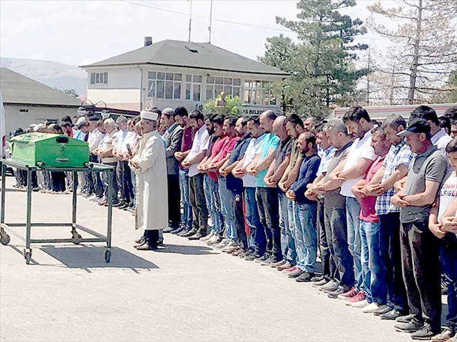 Başına kaya parçası düşerek hayatını kaybeden genç, toprağa verildi 