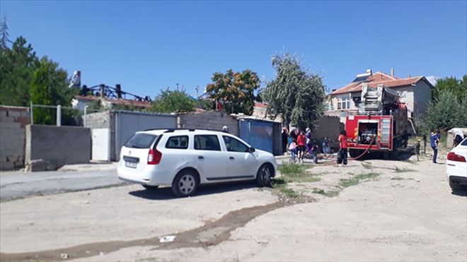 Müstakil evin çatısında çıkan yangını itfaiye söndürdü 