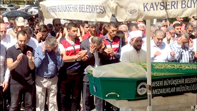 FETÖ hükümlüsü işadamı annesinin cenazesine kelepçe ile katıldı 