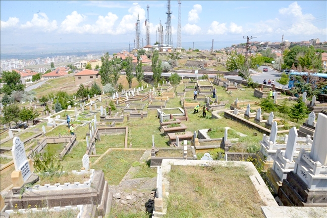 Mezarlıklar bayrama hazırlanıyor