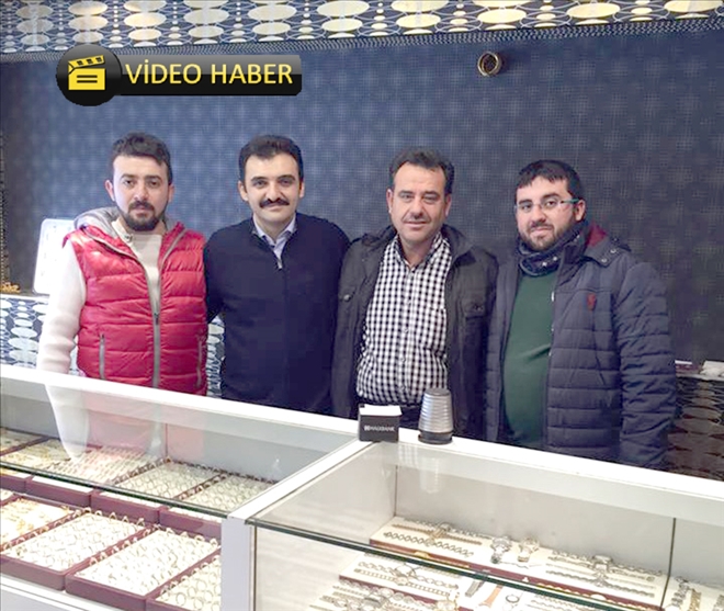 Altını bıraktı elma ile güldü 