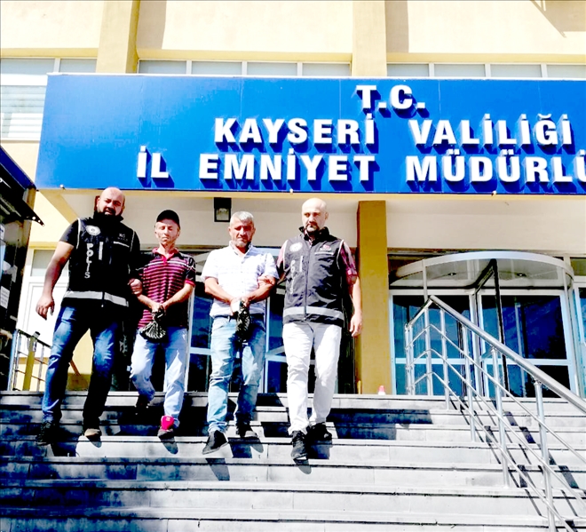 Ticari takside 12 yabancı uyruklu kaçak göçmen yakalandı 