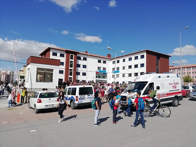 Sınıfın asma tavanındaki kartonpiyer öğrencinin üzerine düştü 