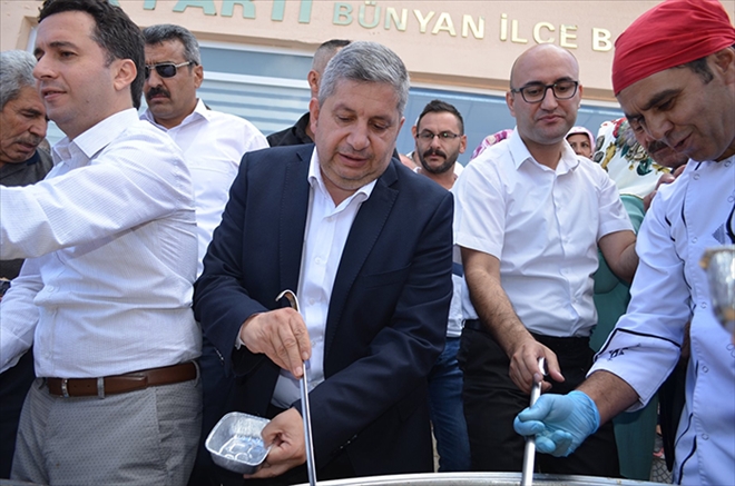 Bünyan Belediyesi 3 bin kişilik aşure ikram etti 
