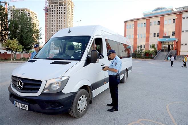 Büyükşehir Belediyesi Zabıtası, okul servislerine yönelik denetimlerini sürdürüyor 