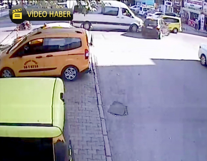 Otomobil, öğrenci servisine böyle çarptı 