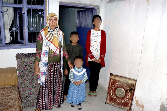 Evleri yanan kadın, 3 çocuğuyla mağdur oldu 