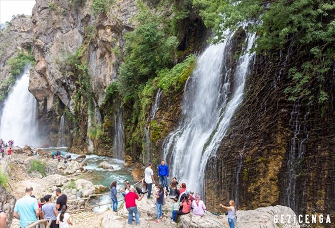 Kapuzbaşı Şelalesi´ne ziyaretçi akını 