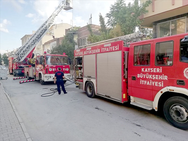 Çatı katında çıkan yangını itfaiye ekipleri söndürdü 