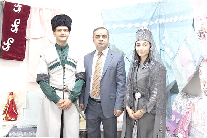 Öğrencilere burs vermek için kermes düzenlediler 