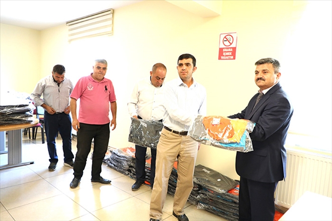 İşçilere Mevsimlik İş Kıyafetleri Dağıtıldı 