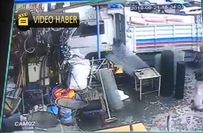 Freni boşalan kamyon hırdavat dükkanına girdi 