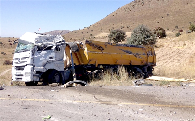 Direksiyon hakimiyeti kaybolan kamyon devrildi: 2 yaralı 