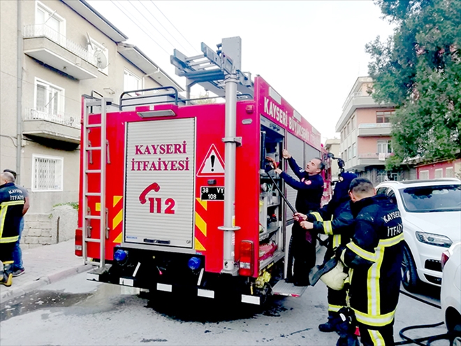 Çatı katındaki kömürlükte çıkan yangın itfaiye ekiplerince söndürüldü 
