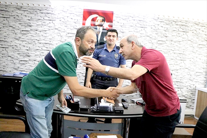 Çalıştığı dükkanda bulduğu 10 bin doları sahibine teslim etti 