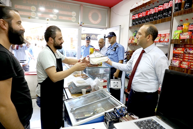 Melikgazi Zabıtalarından Kuruluşlarının 193. yılında esnafa kahve ikramı 