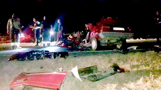 Kamyonun altına giren otomobil hurdaya döndü: 1 ölü, 1 yaralı 