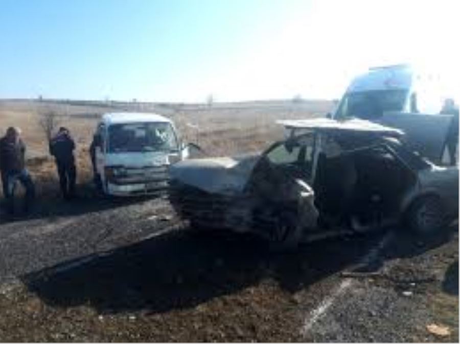 Hurdaya dönen otomobilde sıkışan sürücüyü itfaiye kurtardı 