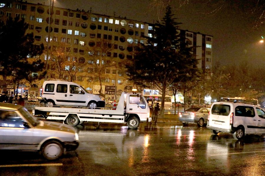 Kaygan yol kazaya neden oldu