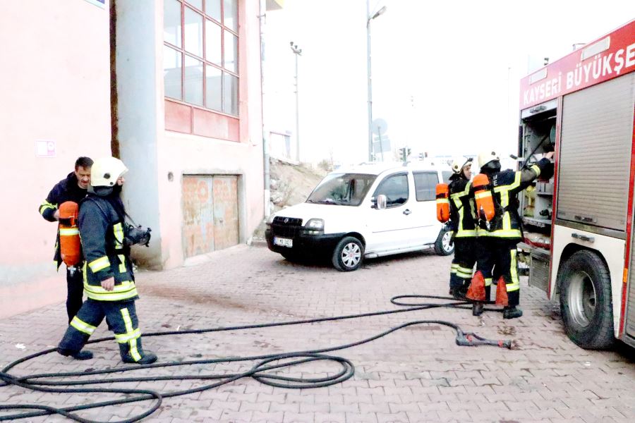 Balkonda çıkan yangını itfaiye ekipleri söndürdü 