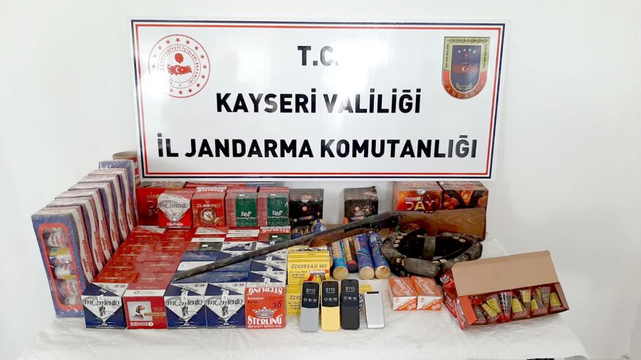 Motosiklet tamir dükkanında çok sayıda fişek ele geçirildi 