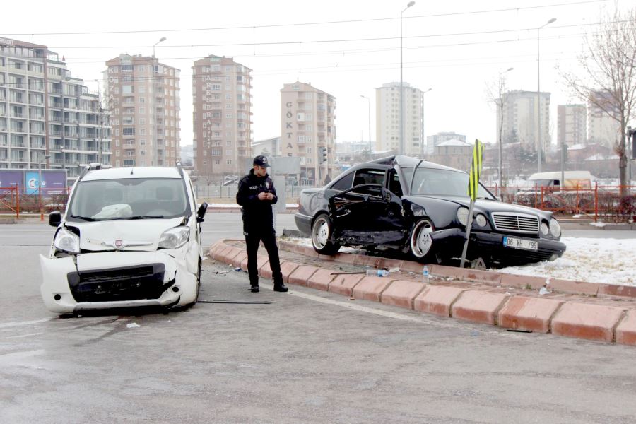 Otomobil ile ticari araç çarpıştı: 9 yaralı 