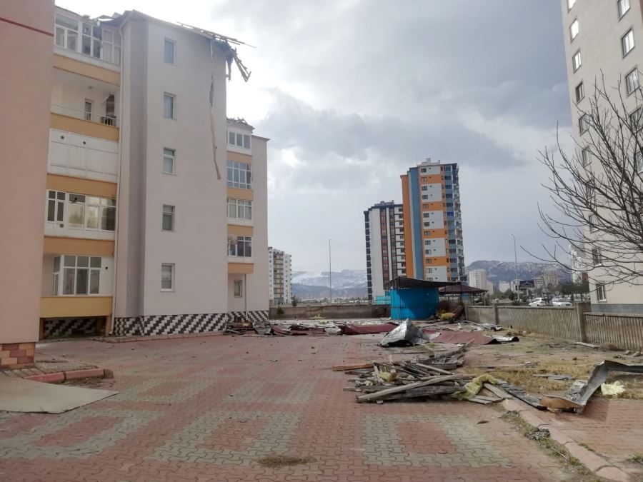 Şiddetli rüzgar çatıları uçurdu 