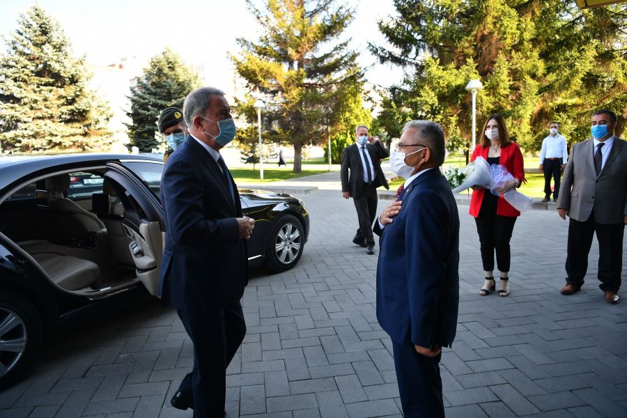 Bakan Akar yerli mayın temizleme teçhizatı ile zırhlı aracı inceledi
