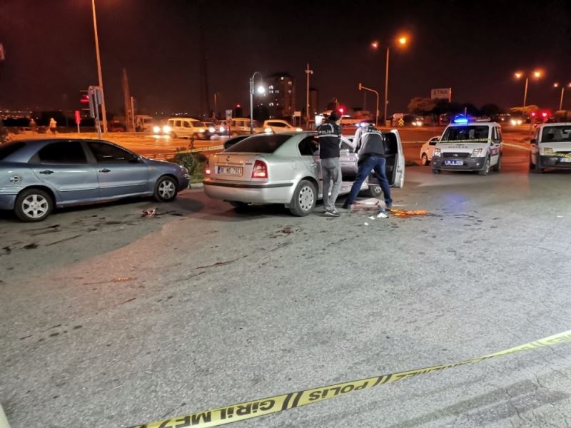 Akaryakıt istasyonunda karşılaşan husumetli iki kişinin kavgası kanlı bitti: 1 ağır yaralı
