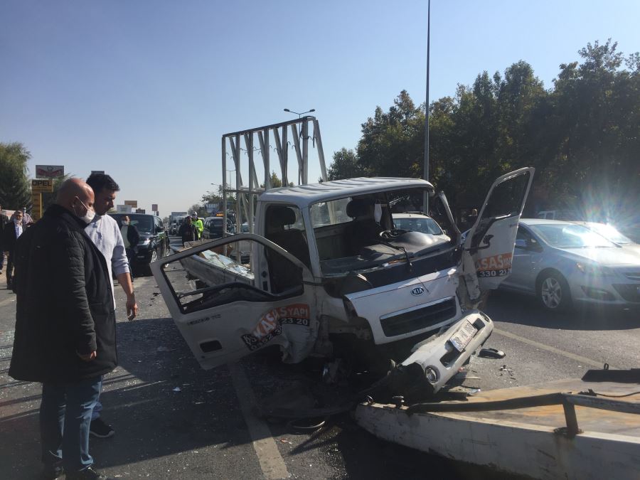 Freni patlayan kamyonet 3 araca çarparak durabildi