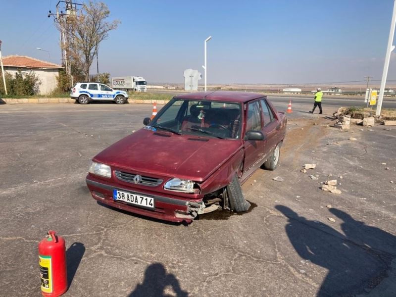 Yeşilhisar’daki 4 kişinin hafif yaralandığı kaza anı güvenlik kamerasına yansıdı
