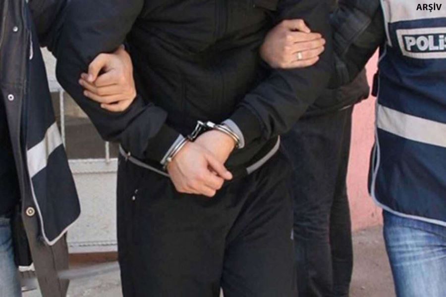 Silahla korkutup cep telefonu aldı, kimse anlamasın diye sözleşme imzalattı