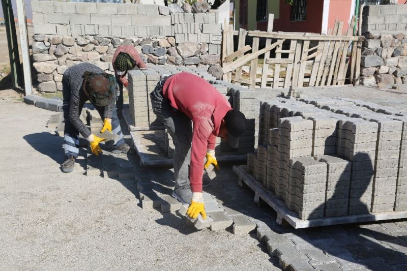 Develi’de parke çalışmaları devam ediyor
