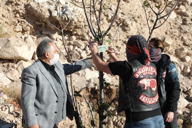 Başkan Yalçın, motosiklet kulübü ile ağaç dikti
