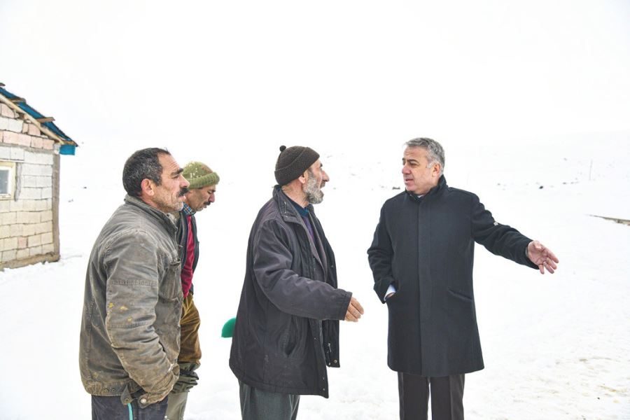 Mustafa Şahin, aşırı kar yağışı nedeniyle çöken ağıllarda incelemelerde 