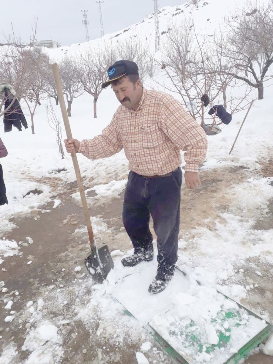 Yıllardır devam eden gelenek için kuyuları kar ile doldurdular 