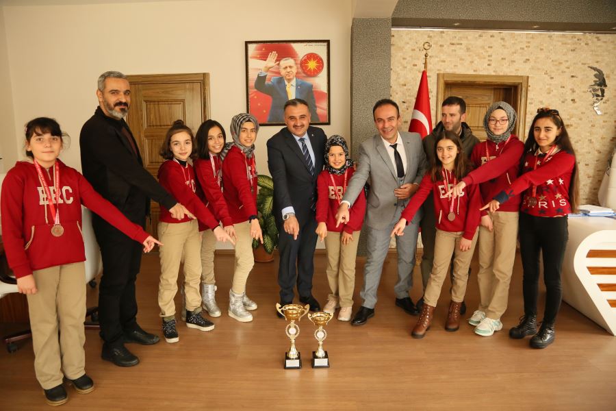 Erciyes Ortaokulu’ndan satrançta iki kupa 
